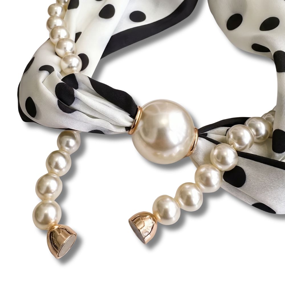 Magnetic pearl scarf necklace detail