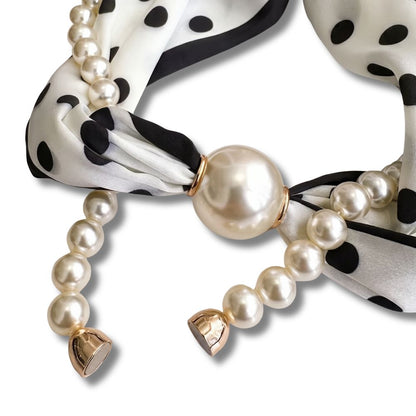 Magnetic pearl scarf necklace detail