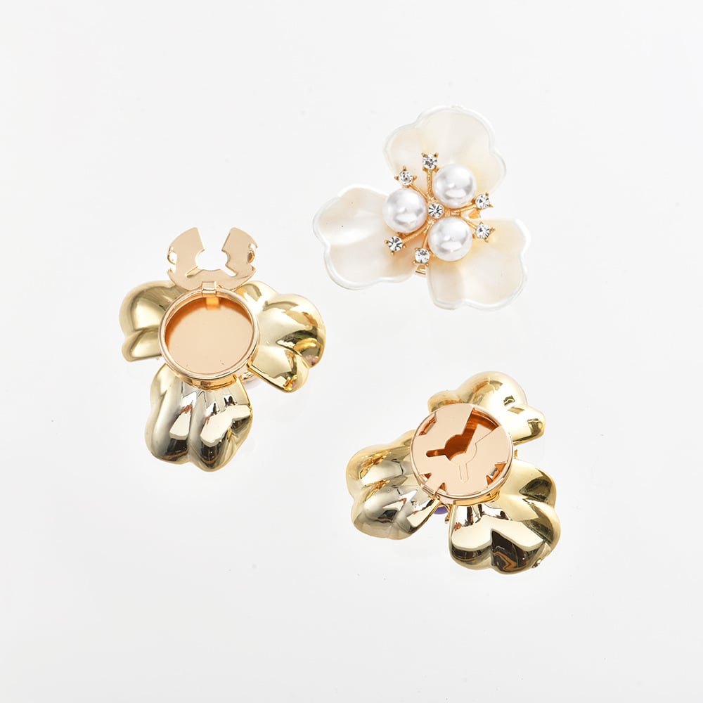 Back clip mechanism of flower button covers